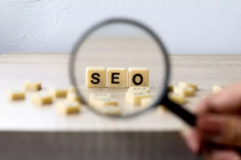 Lupa nad klockami z napisem SEO