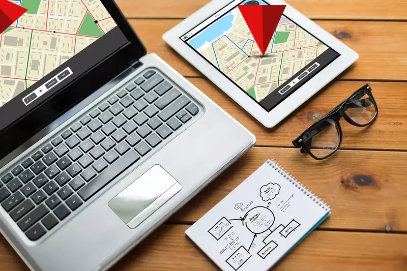 Mapa miasta z pinezką lokalizacji na ekranie laptopa i tabletu jako ilustracja pozycjonowania lokalnego