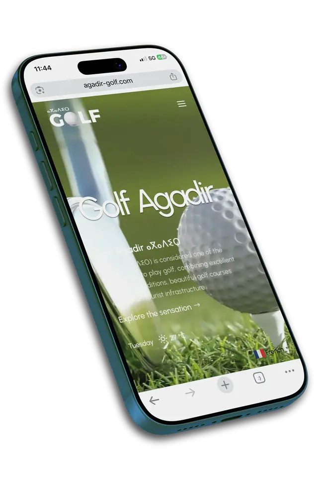Strona internetowa pola golfowego wyświetlona na smartfonie jako przykład projektu mobile-first
